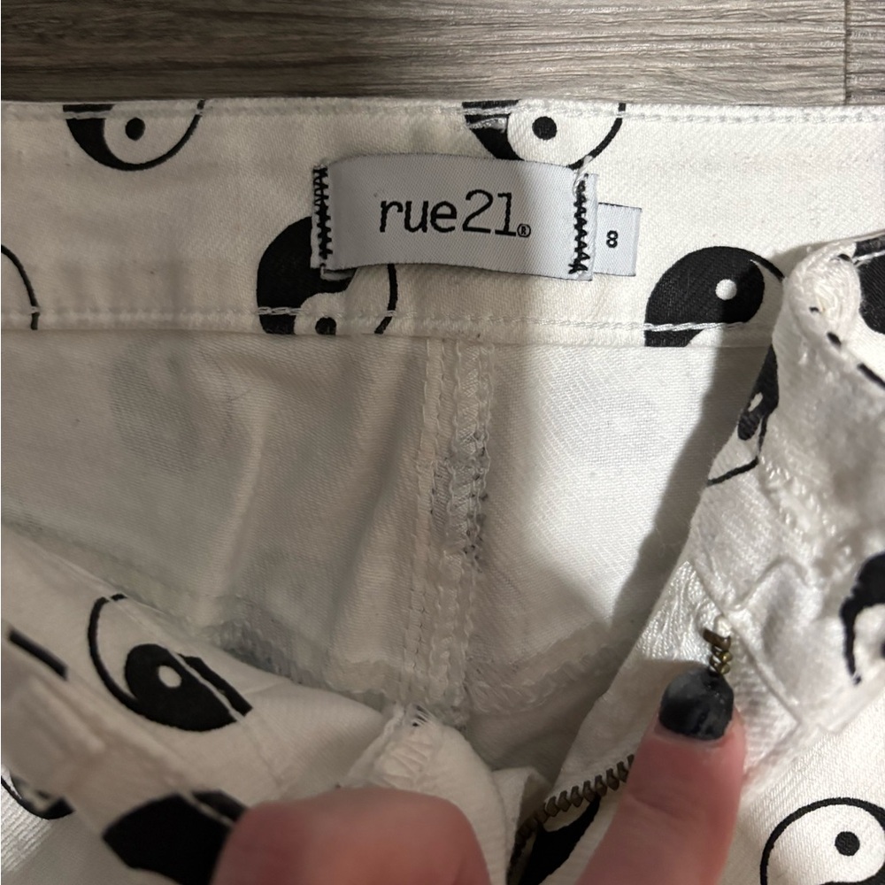 ☯️ Rue 21 White Jeans Yin Yang Print Baggy 8 ☯️ - Picture 3 of 4